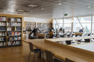 Photographie d'une salle de la bibliothèque.