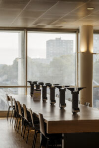 Prises sur tables de la bibliothèque