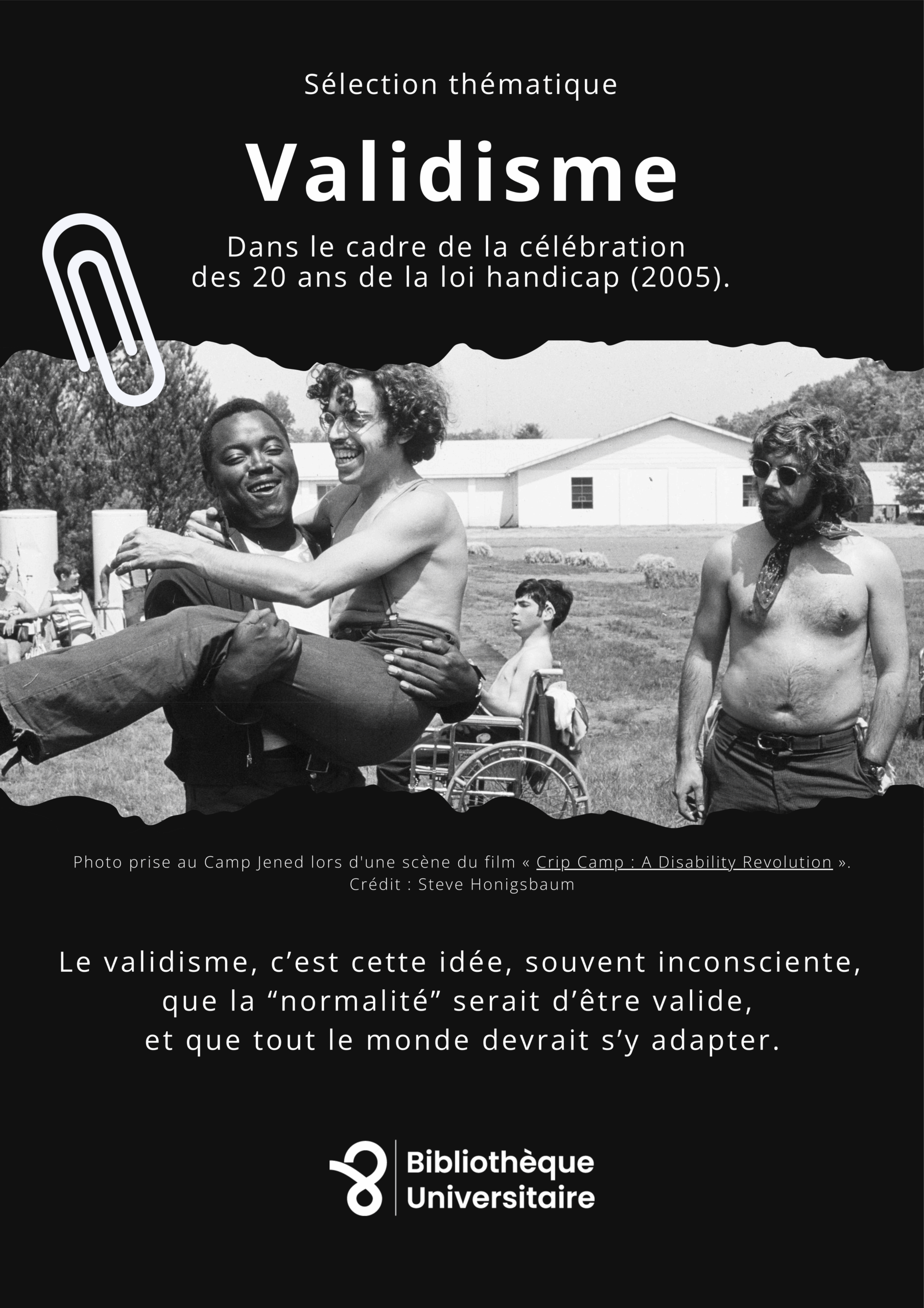 Trois hommes souriants sont au premier plan dont l'un, noir, porte dans ses bras un autre homme blanc torse nu. A l'arrière-plan on distingue plusieurs personnes, hommes et femmes en fauteuil dans une prairie devant des bâtiments.